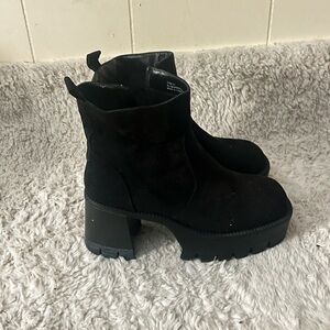 Rouge Helium Black Heeled Boots with Chunky Platform